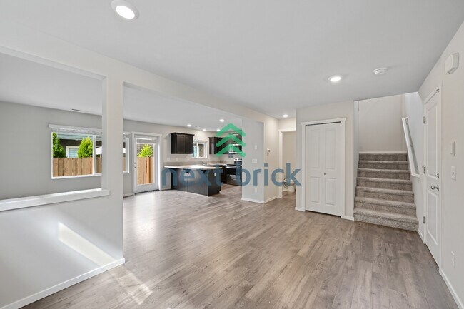 Building Photo - "Charming 4-Bedroom Home in Puyallup with Spacious 1831 Sq Ft Layout & 2.5 Baths!"