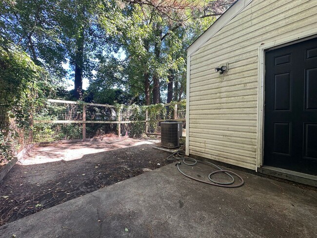 Building Photo - Available Now! Townhouse in Jacksonville