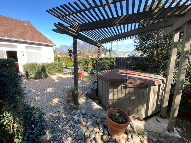 Building Photo - Single story located on a court!