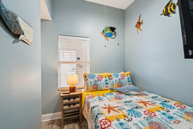 Building Photo - 9815 S Thomas Dr