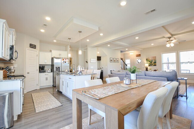 Building Photo - Pet Friendly Four Bedroom!