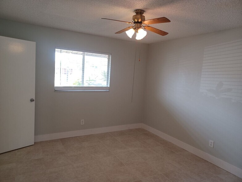 Building Photo - Community Pool / All Tiled Unit with a screened in lanai / Water Included & 1 mnth FREE