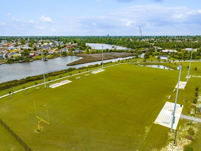 Building Photo - 526 Camellia Ave