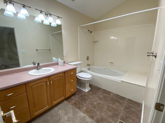 Building Photo - 4 Bed 2 1/2 Bath Home in Sandy