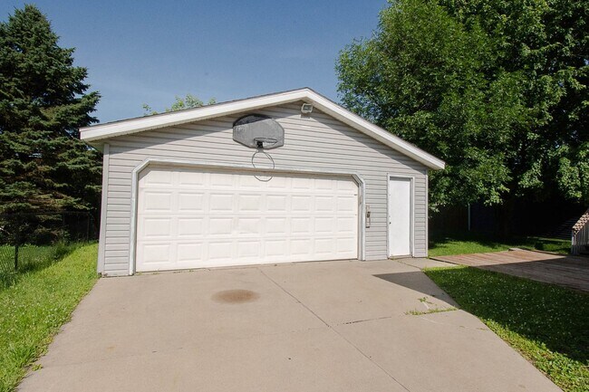 Building Photo - NW Rochester Split-Level with Vaulted Ceilings & Detached 2-Car Garage