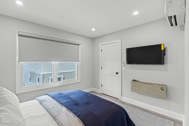 Building Photo - 11 Center St