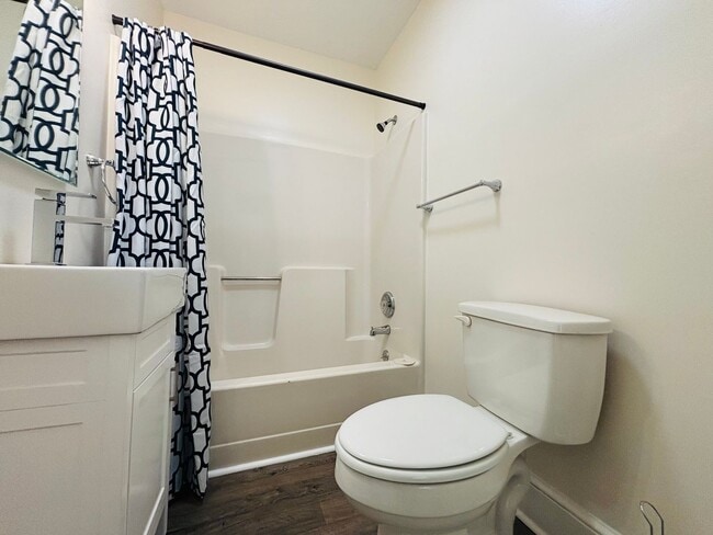 Building Photo - 2 Bedroom, 1 Bath Duplex