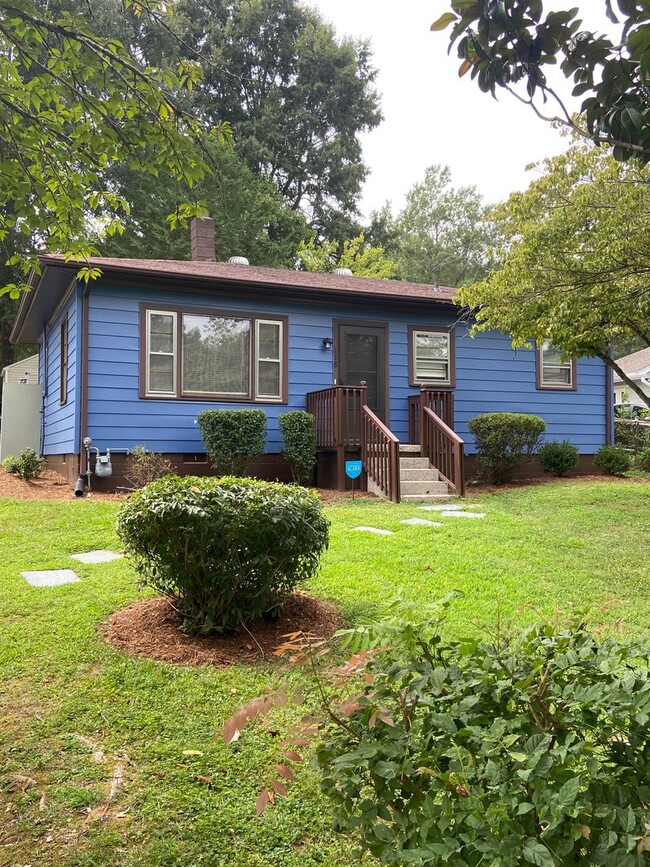 Building Photo - Three bedroom, one bath house in Hillsboro...