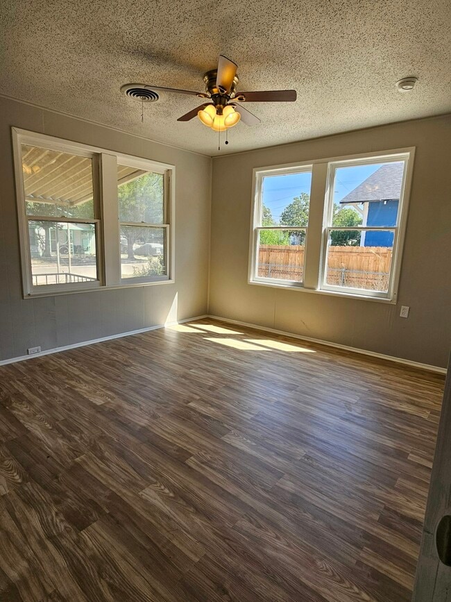 Building Photo - 3214 W Travis St