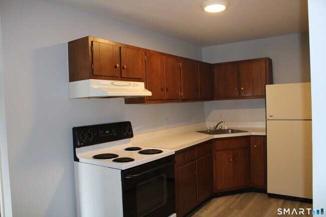 Building Photo - 87 Meadow St