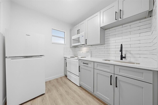 Building Photo - 515 Floral Dr