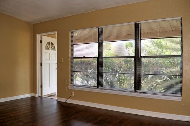 Building Photo - Beautiful 3bd 2bth Home with patio and large back yard available now! Great Location! Landscaping...