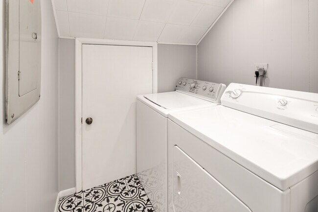 Building Photo - 3281 S Stafford St