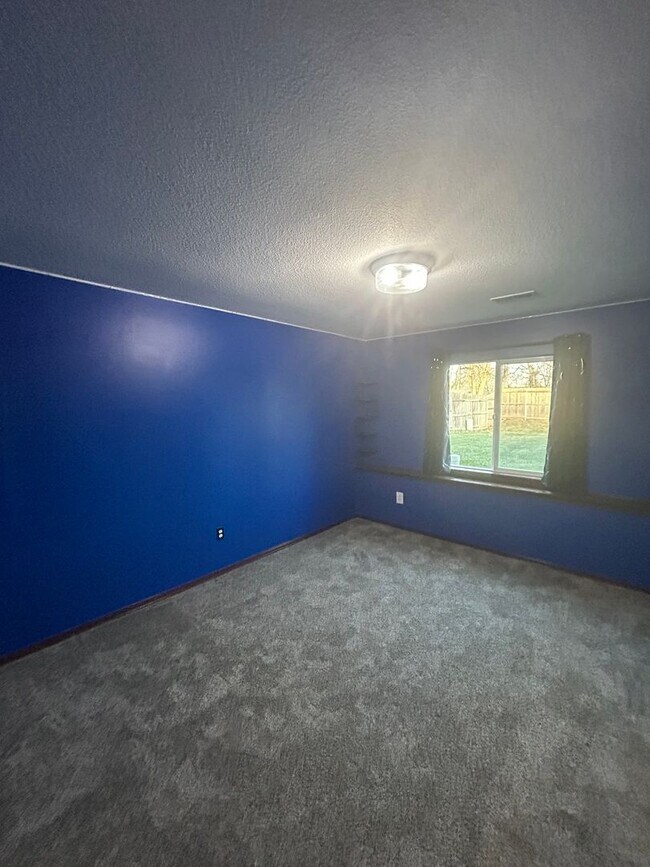 Building Photo - Updated 5 Bedroom , 3 Bath House in Derby Large back Yard