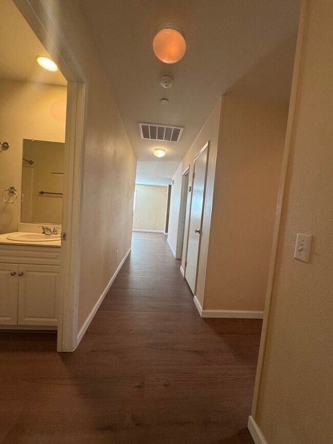 Building Photo - Eco-Friendly Home in Victorville