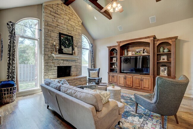 Building Photo - Luxury 5 Bedroom Home in Fairfax Estates + Safe Room + Memorial High + Easy Access to I-35