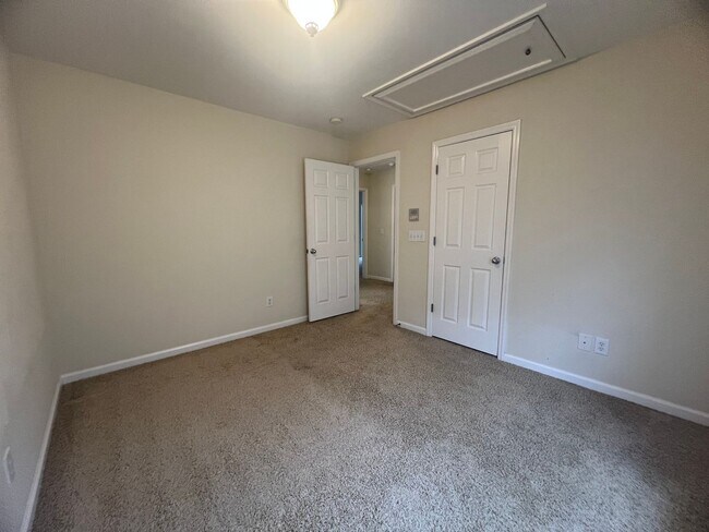 Building Photo - Home for Rent in the Desired Brookview Forest Subdivision