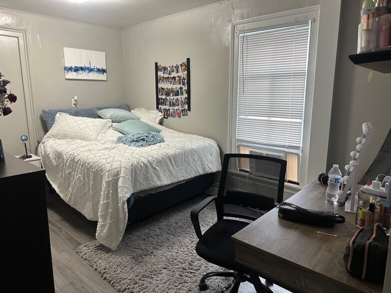 Building Photo - 126 Hudson St