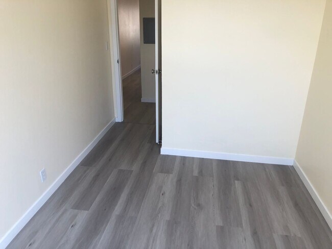 Building Photo - Remodeled top floor rent controlled apartm...