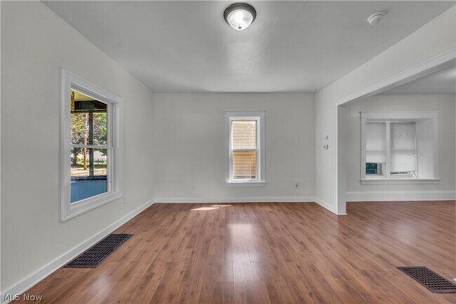 Building Photo - 1296 W Wilbeth Rd