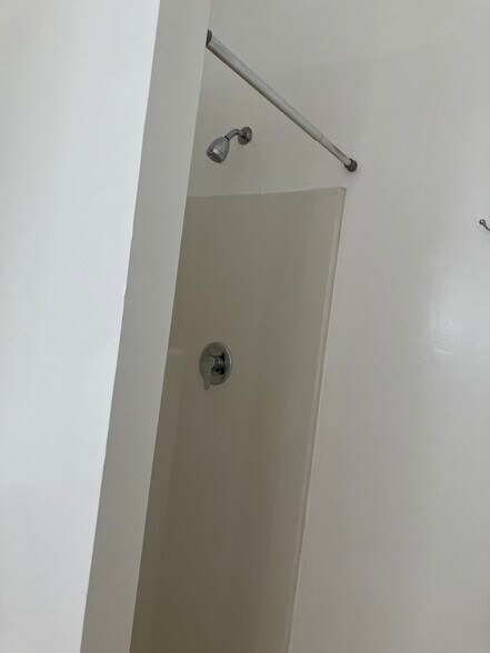 Building Photo - 2035 N Vista del Mar Ave