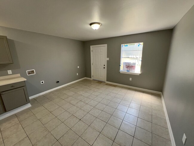 Building Photo - Baker Trails Apartments