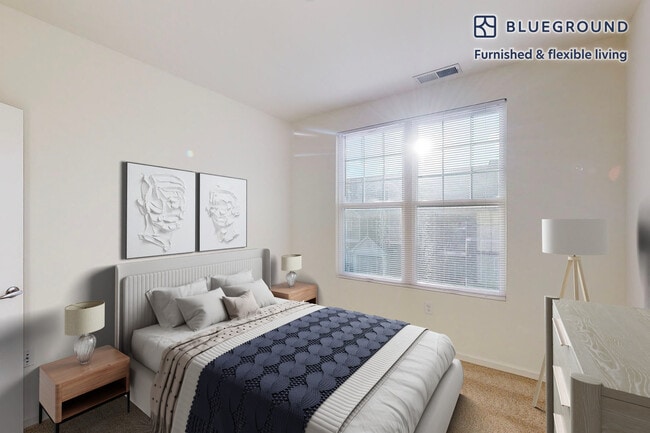 Building Photo - 1700 E 5th St