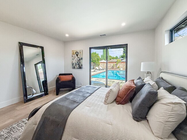 Building Photo - Upgraded 3+2 w/pool, gourmet kitchen + family room!