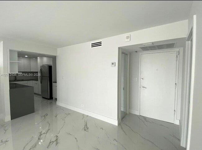 Building Photo - 6039 Collins Ave