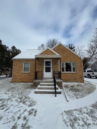 Building Photo - 3 Bedroom Home w/ 2 Car Garage