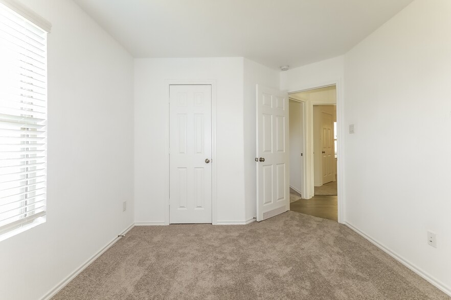 Building Photo - 919 Silver Birch Br