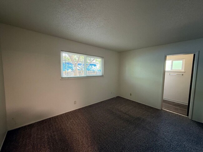 Building Photo - Cute 2 bedroom, 2 bath duplex available NOW!