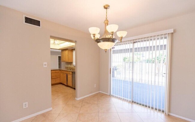 Building Photo - 2439 E Del Rio Dr