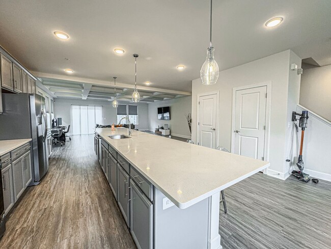 Building Photo - Stylish 3 Bed 2.5 Bath End-Unit Townhome W...