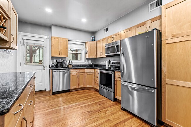 Primary Photo - 616 S Streeper St