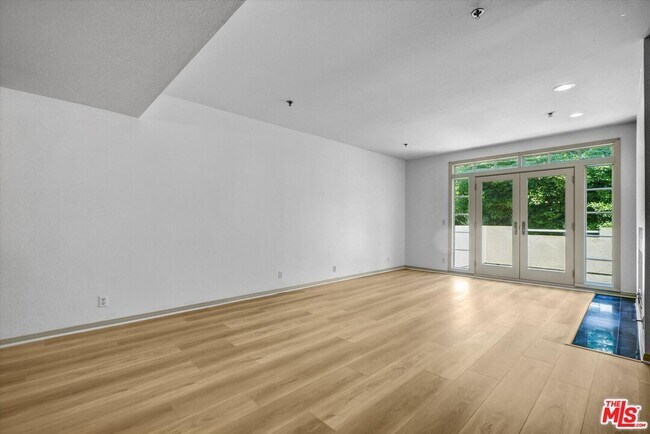 Building Photo - 2222 Beachwood Dr