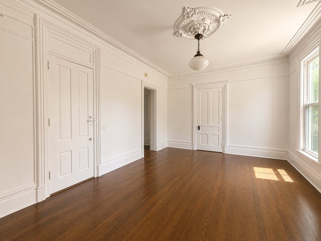 Building Photo - 346 S Rose St