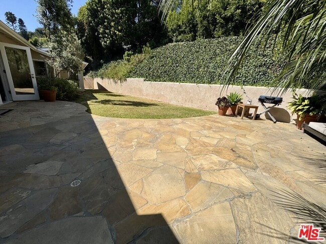 Building Photo - 1006 Las Pulgas Rd