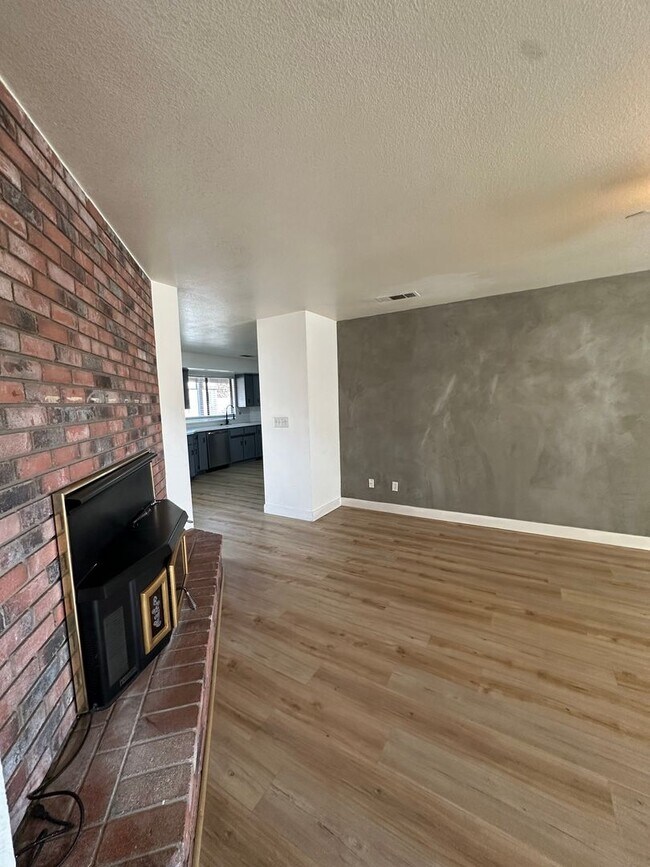 Building Photo - Charming Home Rent Ready !