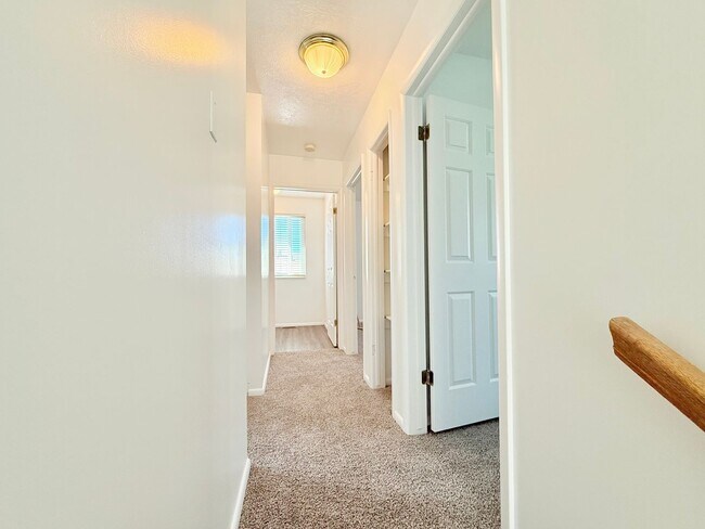 Building Photo - Newly Updated 4-Bedroom Home in Sandy!