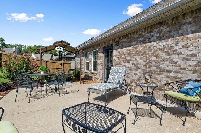 Building Photo - 4 Bed, 3 Bath w/ 2 Car Garage and Fenced Backyard