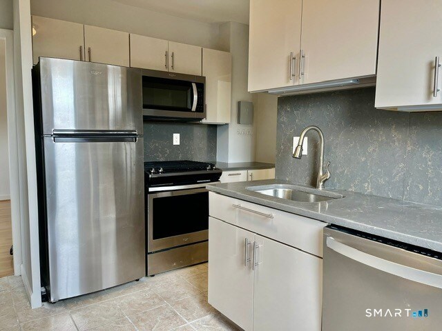 Building Photo - 444 Bedford St