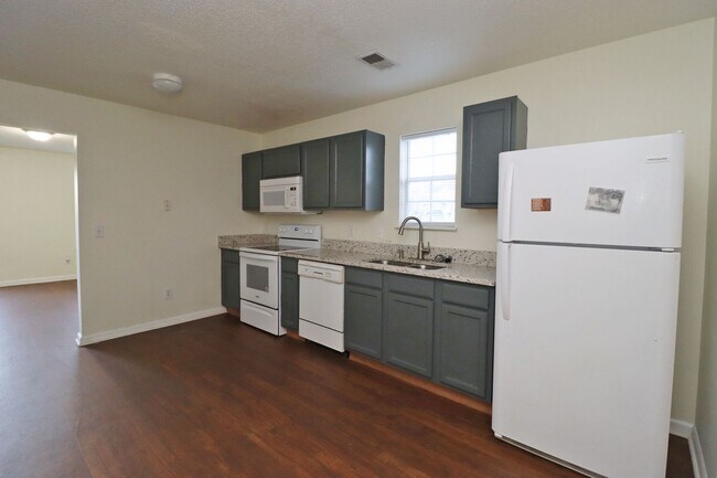 Building Photo - 560 Summit Terrace Court