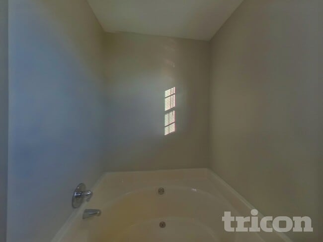 Building Photo - 4 Sweetberry Ct