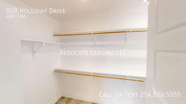 Building Photo - 809 Holliday Dr