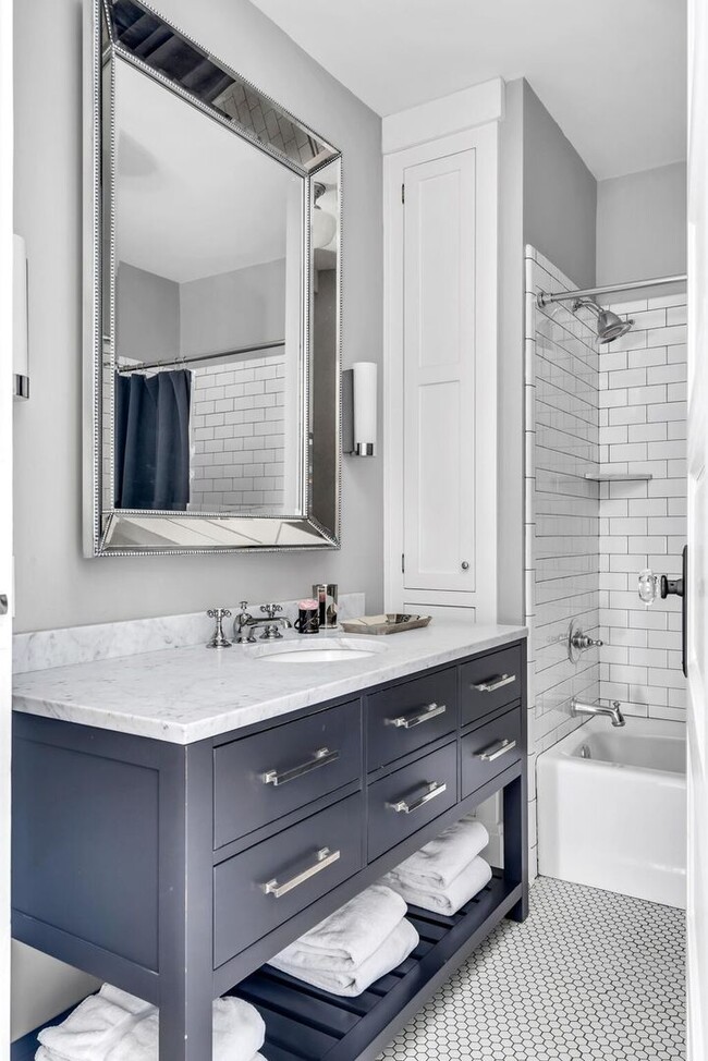 Building Photo - Elegant Fully Furnished 4BR/3.2BA Classic ...