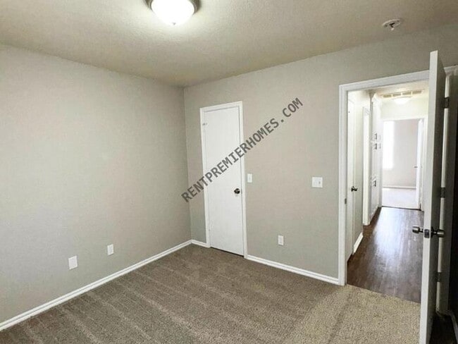 Building Photo - 241 W Pines Way