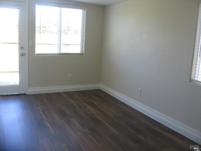Building Photo - 1324 Community Dr
