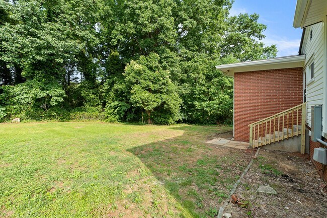 Building Photo - 548 Todd Dr NE