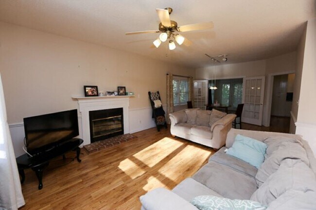 Building Photo - End Unit 3 Bedroom Townhome in Popular Woo...
